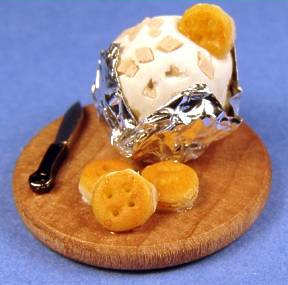 Cheese ball and crackers