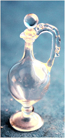 Decanter with handle