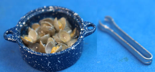 Cooked clams in pot