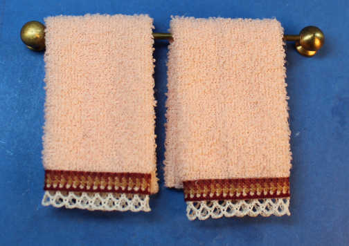 Towel rack with towels
