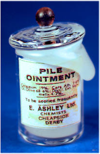 Pile ointment with lid - glass bottle