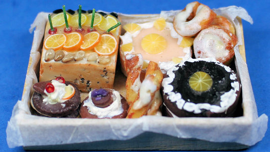 Cakes in wood tray - Click Image to Close