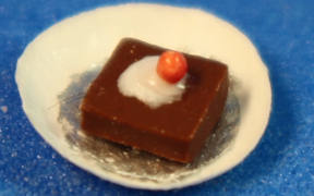 (image for) Brownie ala mode - 1/2 scale
