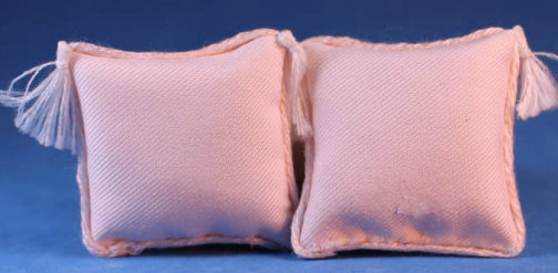 (image for) Decorative pillows with tassles