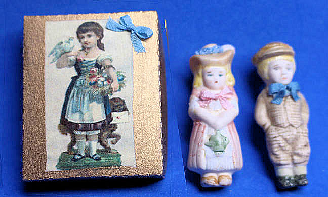 (image for) Dolls for a doll in a box