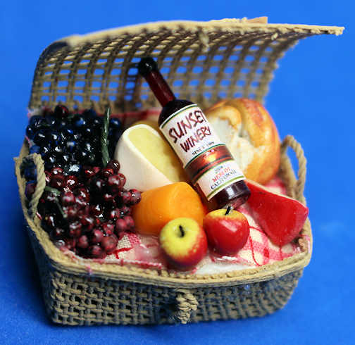 (image for) Filled picnic basket