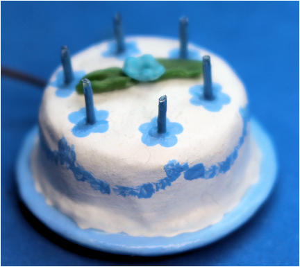 Birthday cake - candles light up! - Click Image to Close