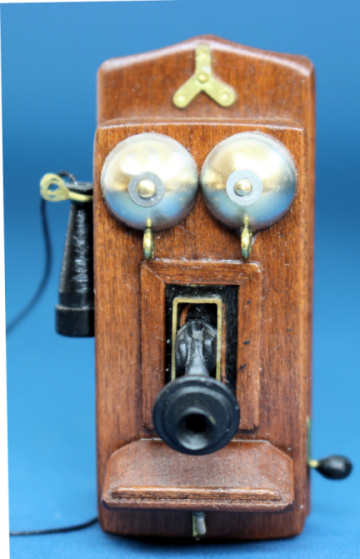 Old fashioned wall telephone - Click Image to Close
