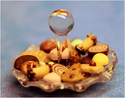 Cookies in a glass dish