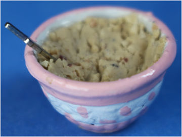 (image for) Bowl of oatmeal with spoon - pink