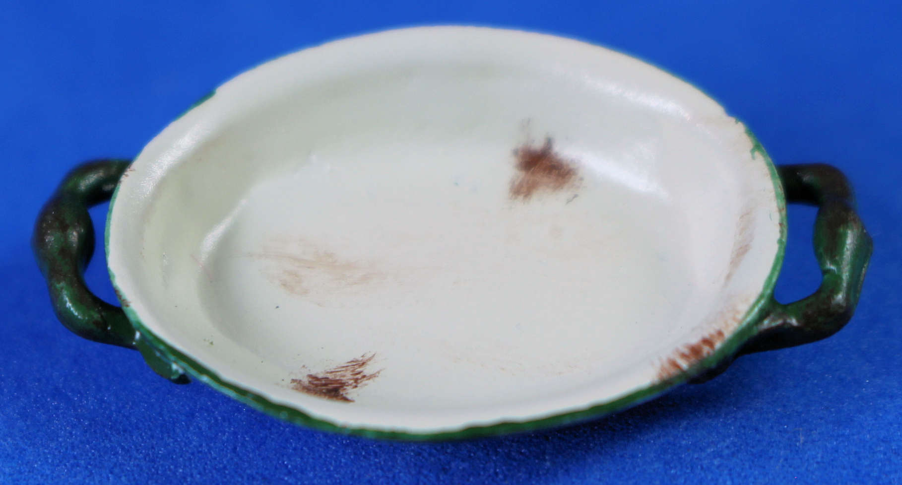 (image for) Grungy oval baking dish - white