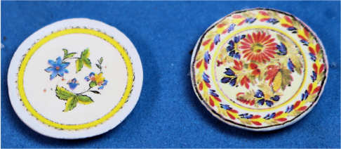 Decorative plates - set of 2 - Click Image to Close