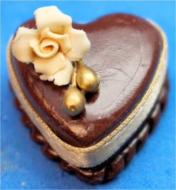 (image for) Valentine's cake with off white rose