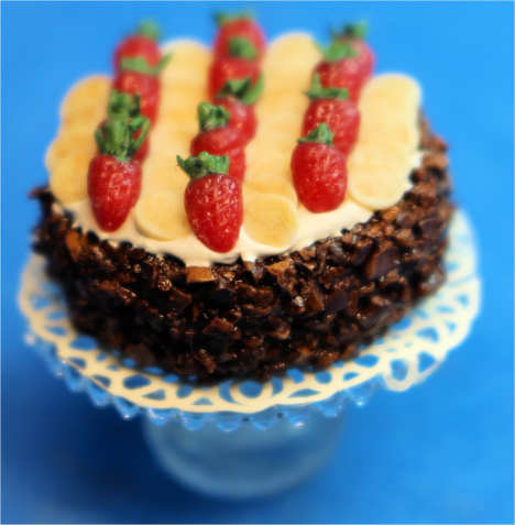 Cake - banana and strawberry - glass pedestal