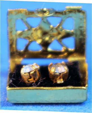 (image for) "Diamond" earrings in presentation box