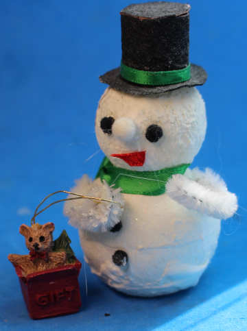 Snowman with gift - Click Image to Close