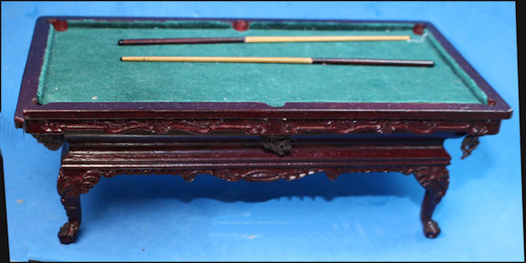 Pool table and 2 cue sticks