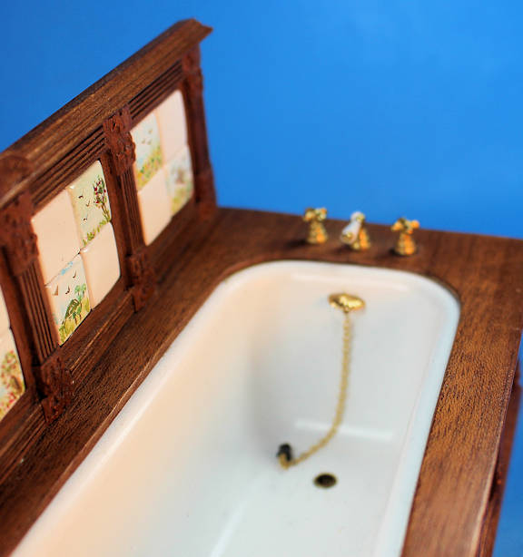 (image for) Bathroom tub with hand painted ceramic tiles