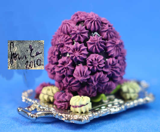 (image for) Flower cake on tray with flower cookies