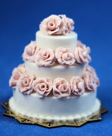 (image for) Tiered vanilla cake with roses