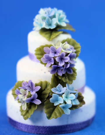 (image for) Tiered vanilla cake with roses