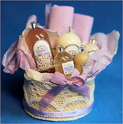 (image for) Bath set - deluxe lace covered basket