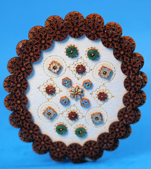 (image for) "Tramp Art" button display #3