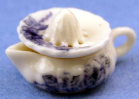 (image for) Lemon squeezer/juicer - blue & white