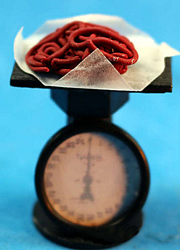 (image for) Ground beef on scale