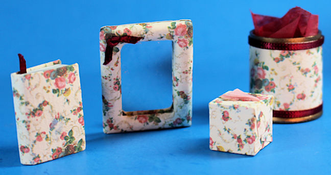 (image for) Lady's desk or dressing room set