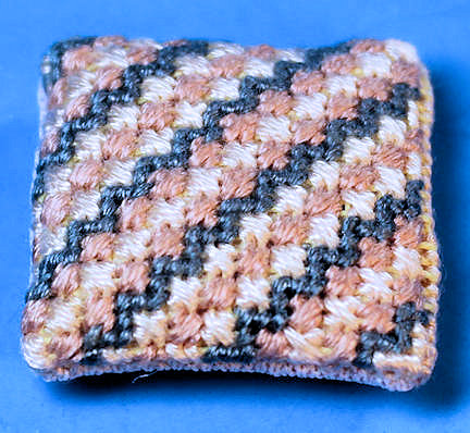 (image for) Decorative pillow - pettipoint