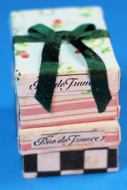 (image for) Clothing boxes - stacked - lady's