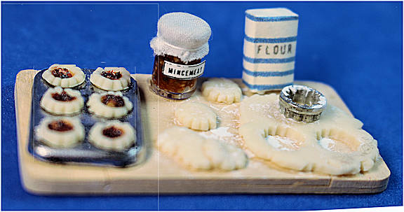 (image for) Preparing mincemeat tarts