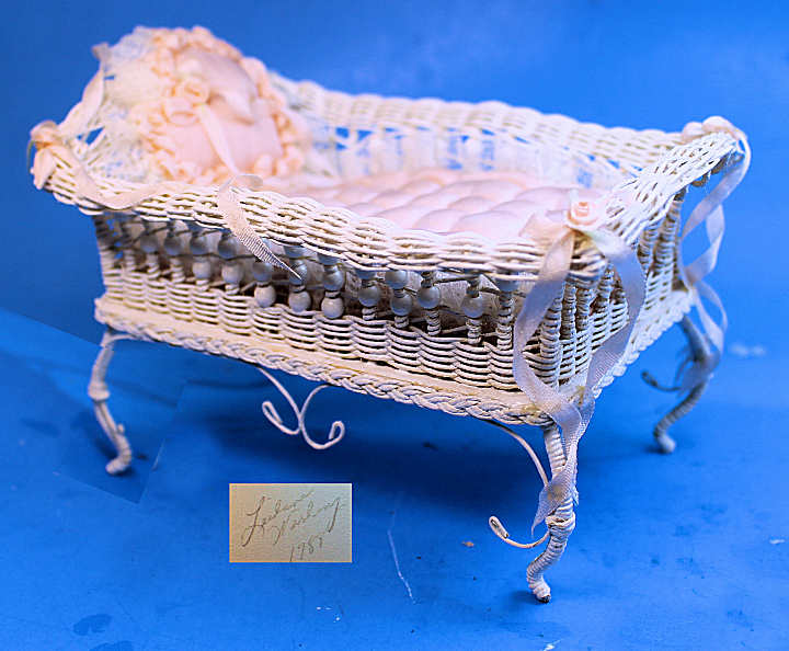 (image for) Crib - wicker - pink trim